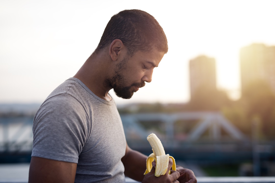 Un homme qui mange une banane