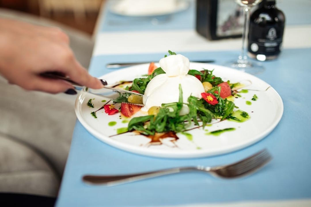 Un plat avec de la burrata