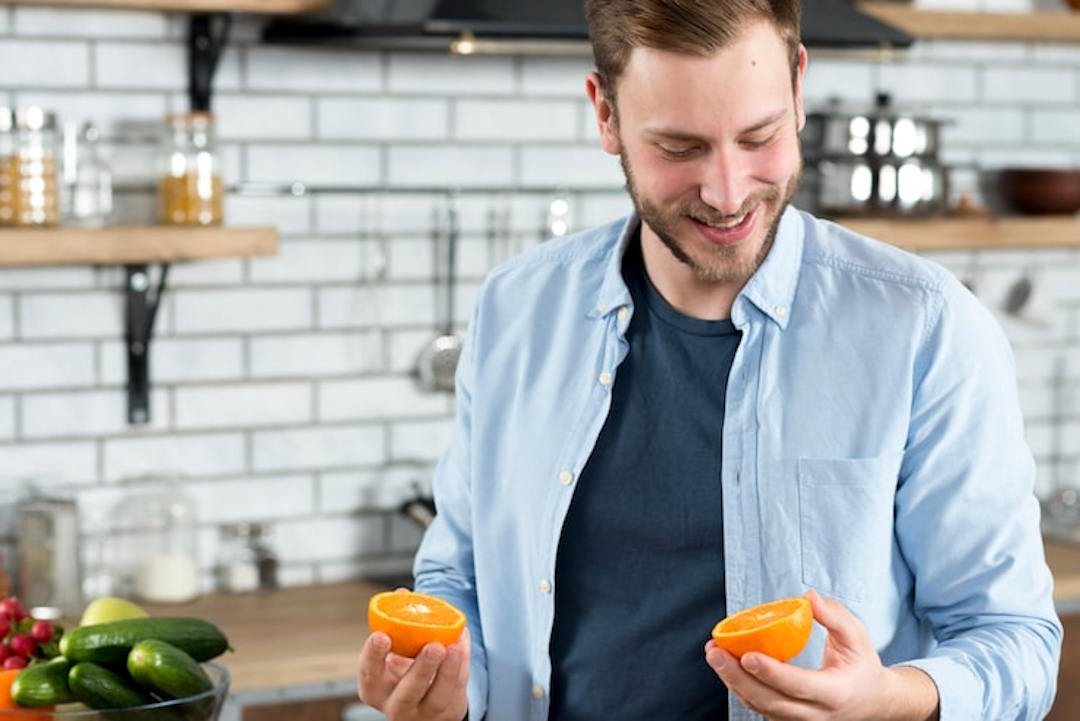 Une personne europ&eacute;enne qui mange des aliments riches en vitamine C