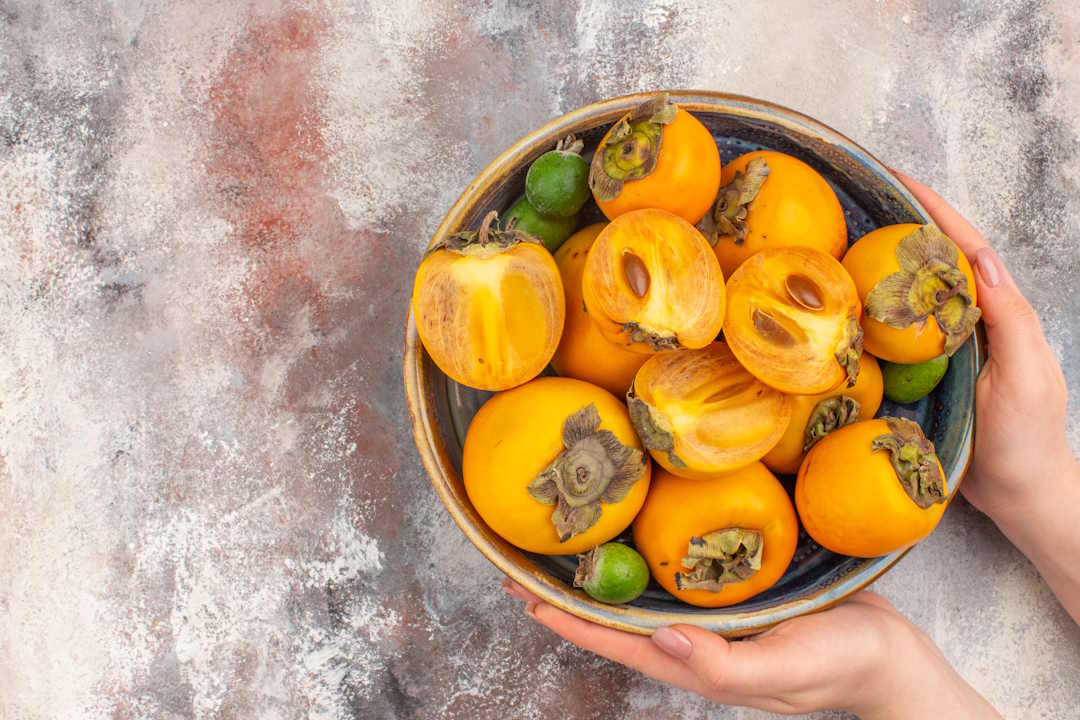 Le kaki contient des fibres solubles appelés pectine, qui se dissout dans l’eau