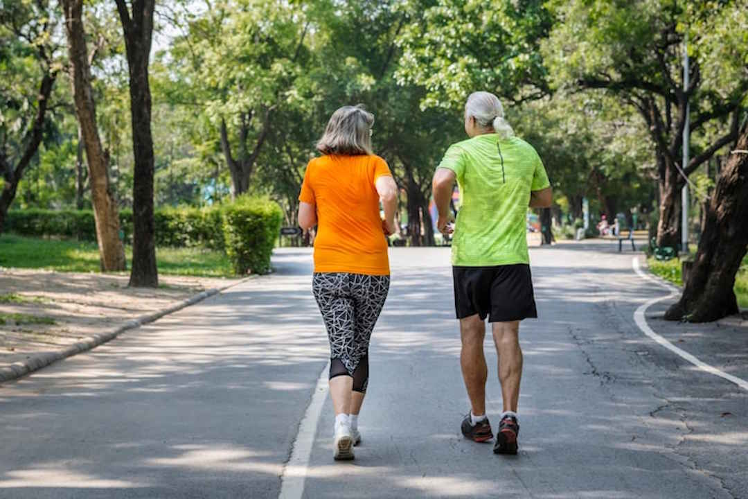 deux séniors qui pratiquent la marche rapide pour lutter contre la rétention d'eau