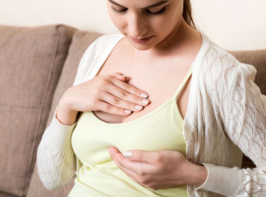 Une femme qui fait un petit massage sur ses seins