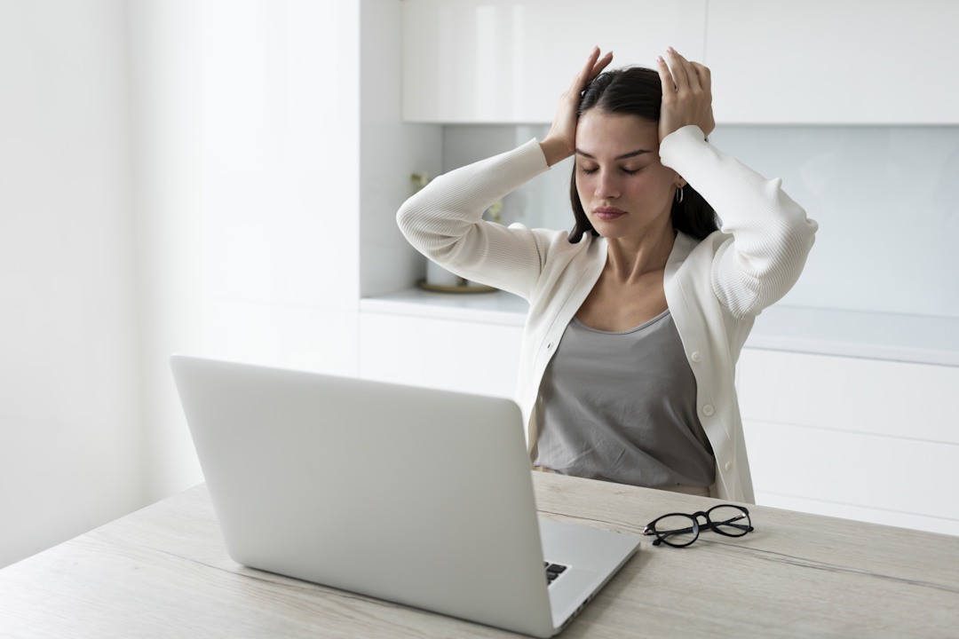 Une femme qui se sent stressée au travail