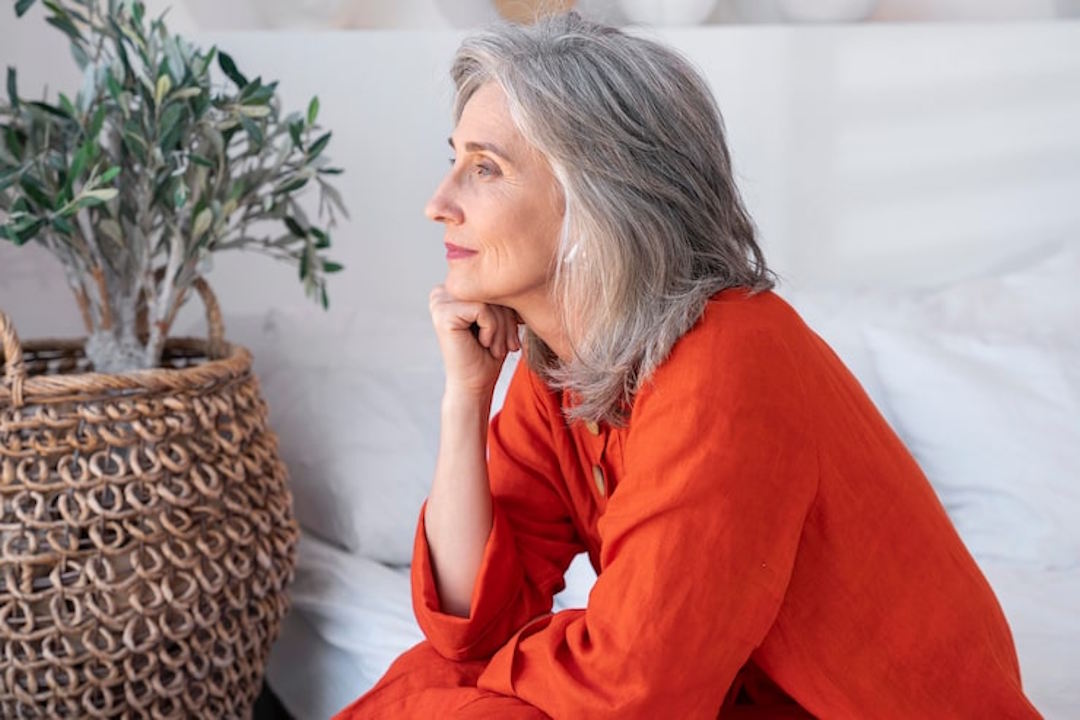 Une femme qui suit un traitement hormonal au ménopause