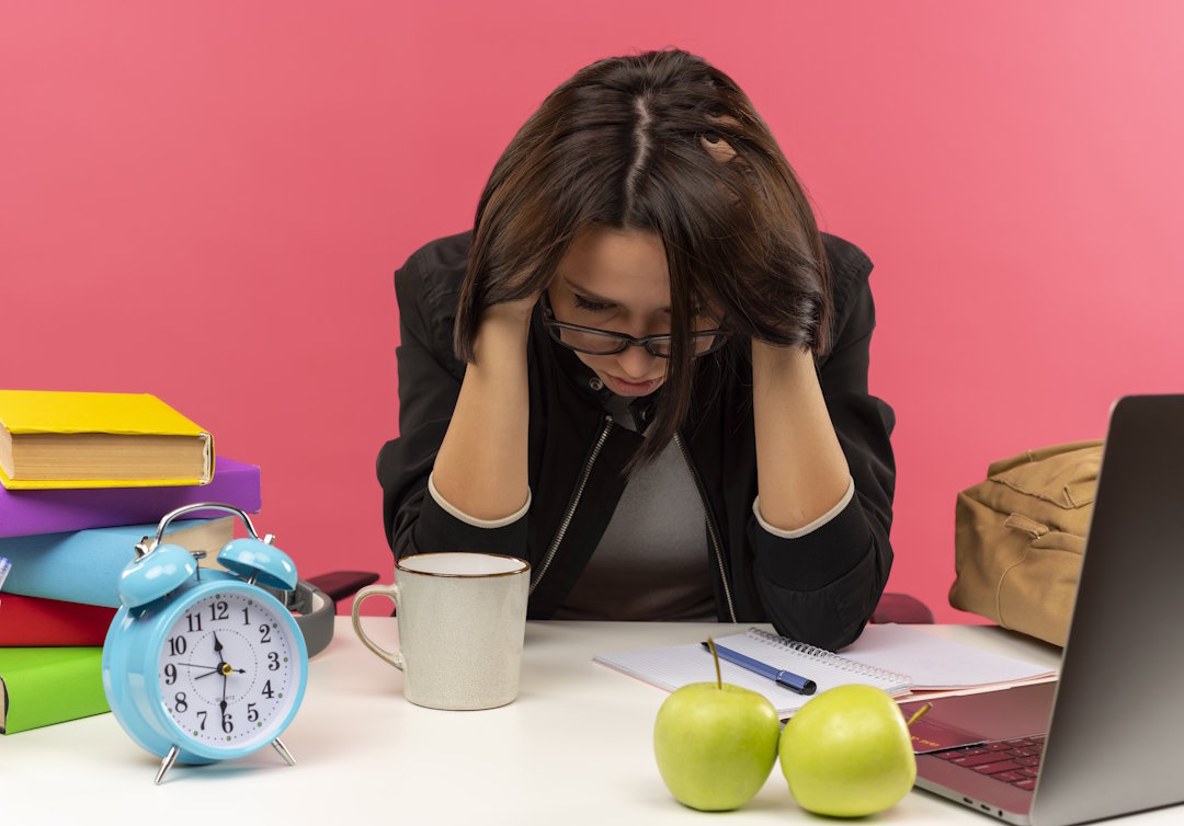 Une femme qui souffre de stress et l'impact sur la métabolisme