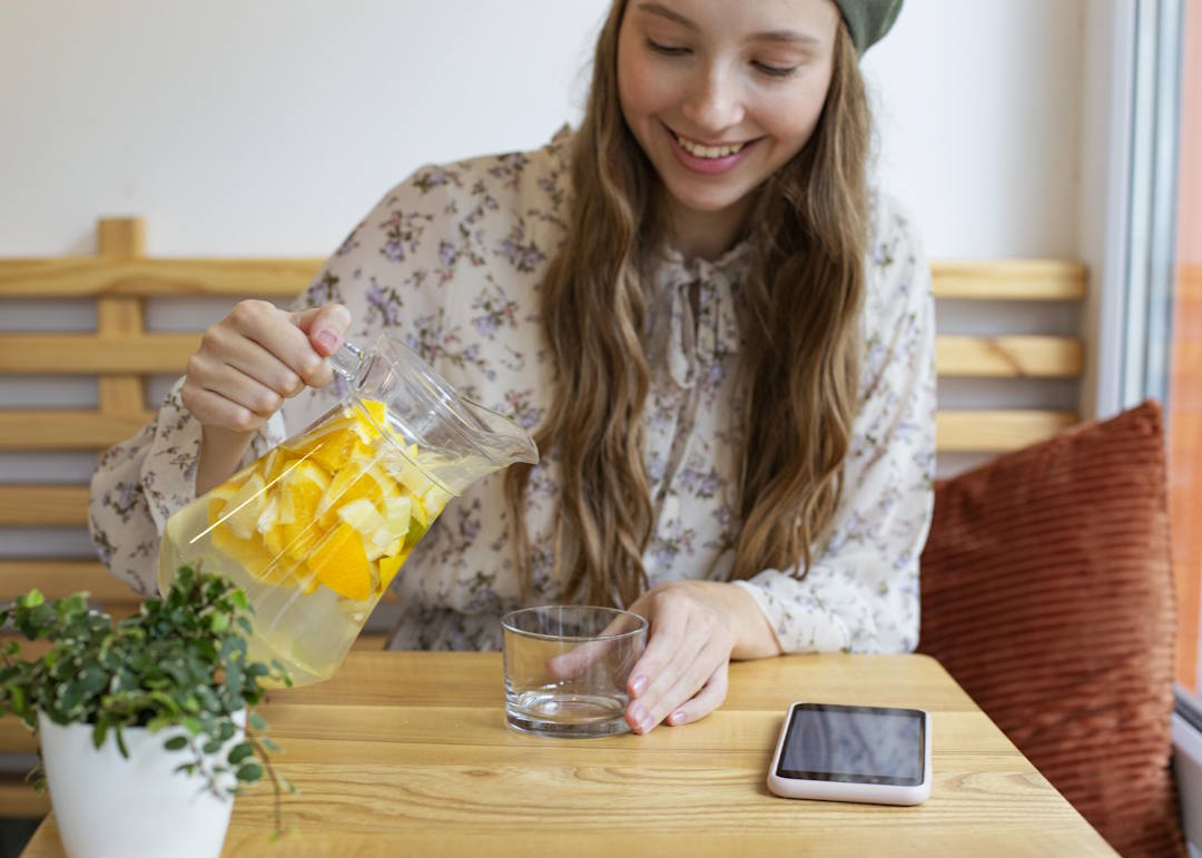 Une femme qui boit du jus de citron.
