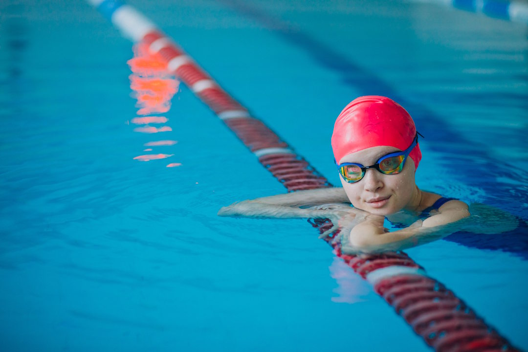 Une femme qui fait de la natation pour optimiser un déficit calorique