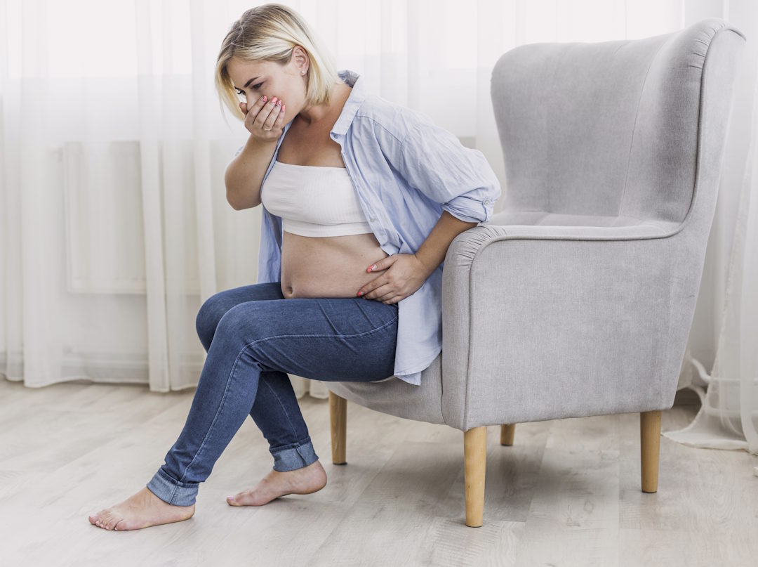 Une femme enceinte qui a des naussées
