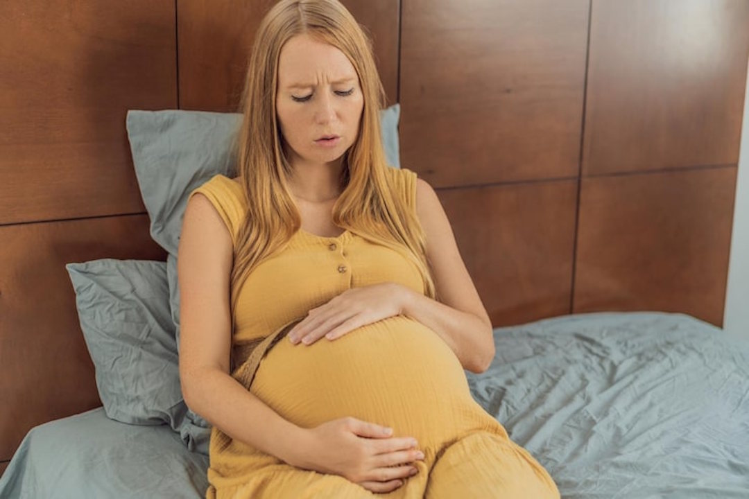 Une femme enceinte qui a la nausée et la diarrhée 