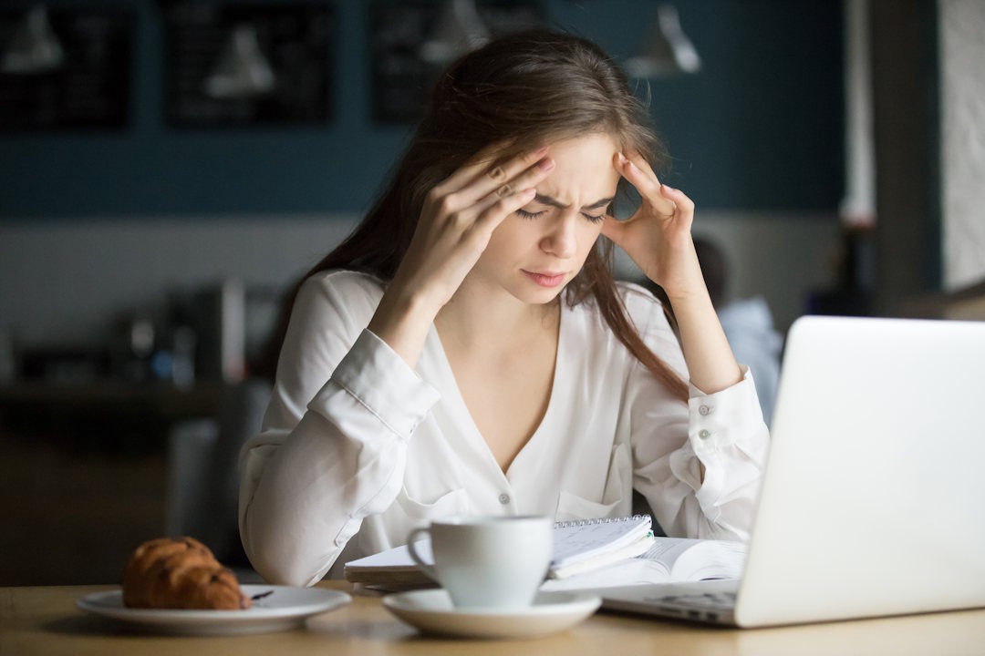 Une femme qui sent une stress