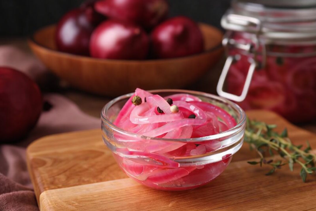 Oignon mariné dans du vinaigre