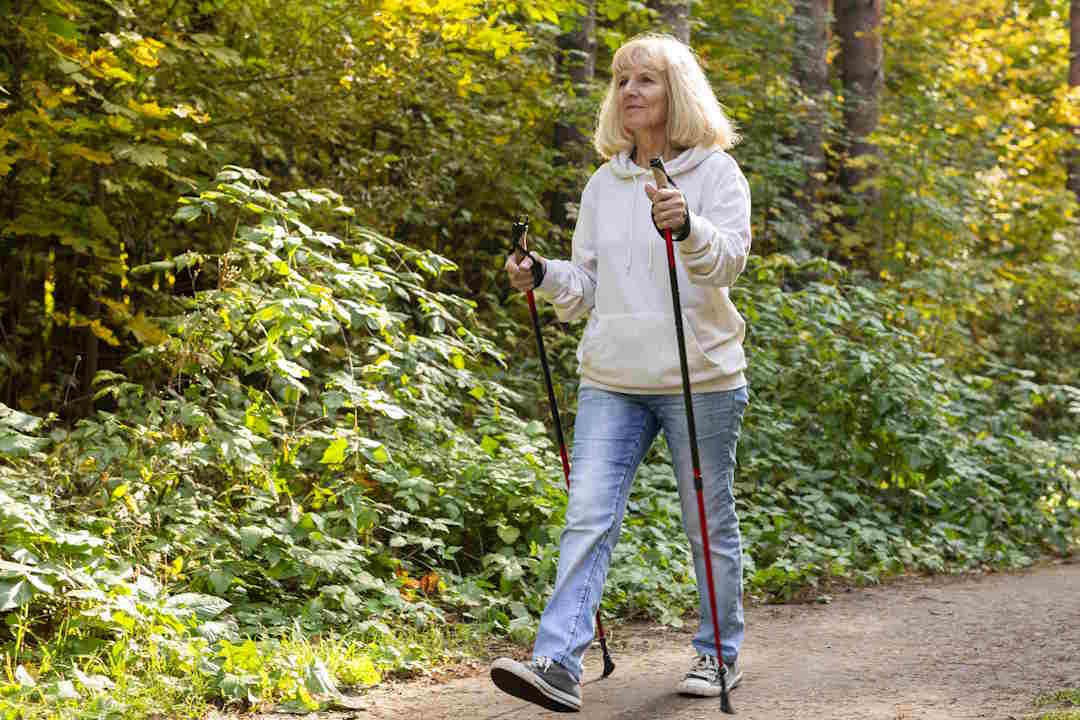 Les symptômes sont souvent soulagés par la marche