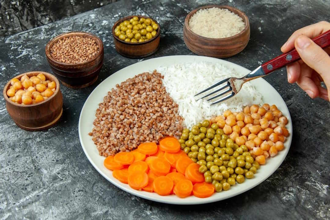 Une personne qui mange des légumineuses