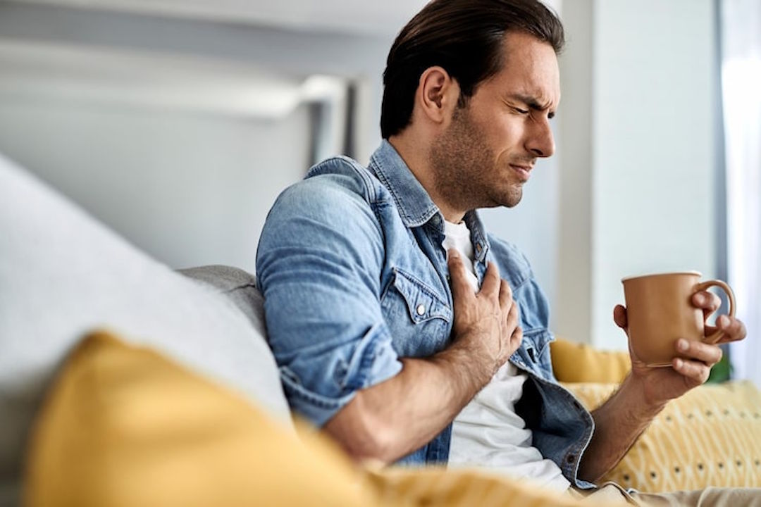 Pointe au cœur et douleur à la poitrine homme européen