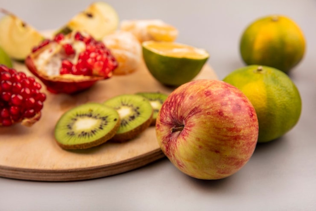 Pomme poire kiwi et fruits rouges fruis de saisons