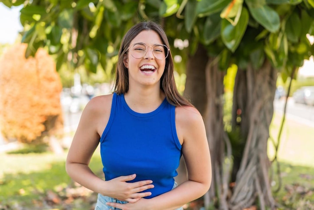 Une femme qui a une bonne santé digestive