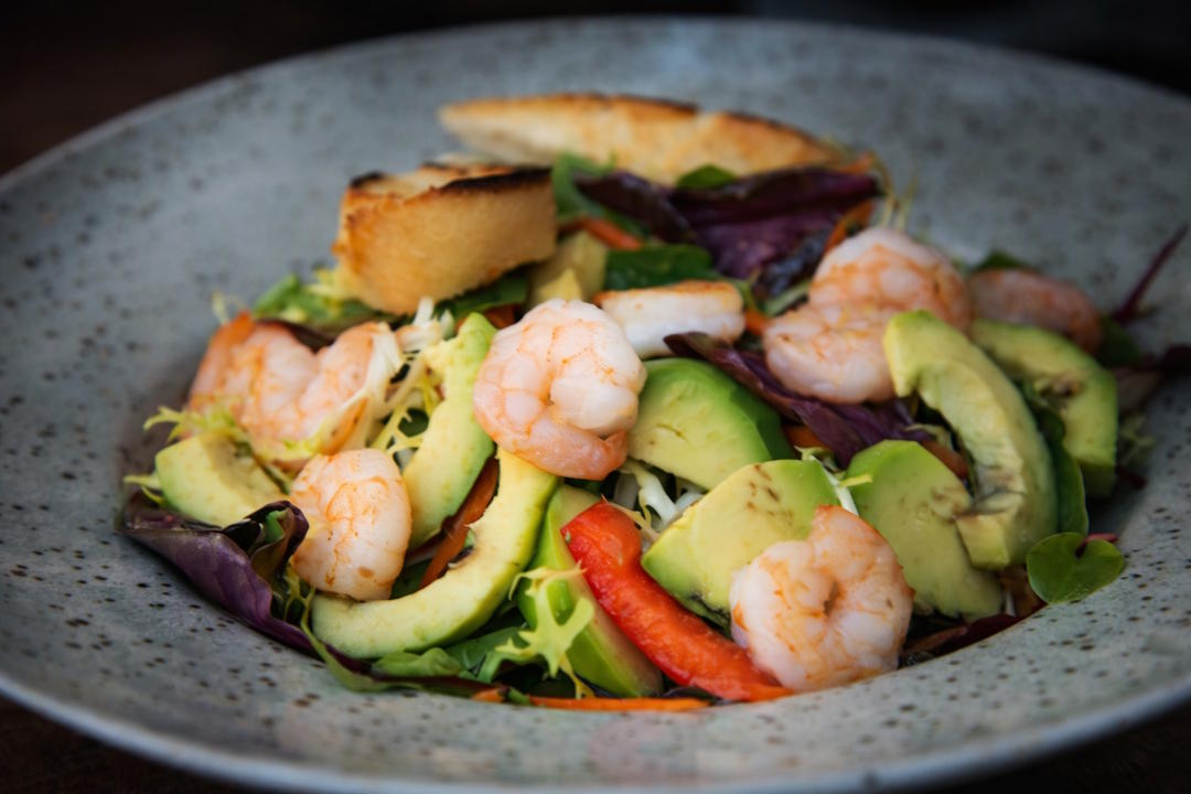 Salade d'avocat avec des crevettes