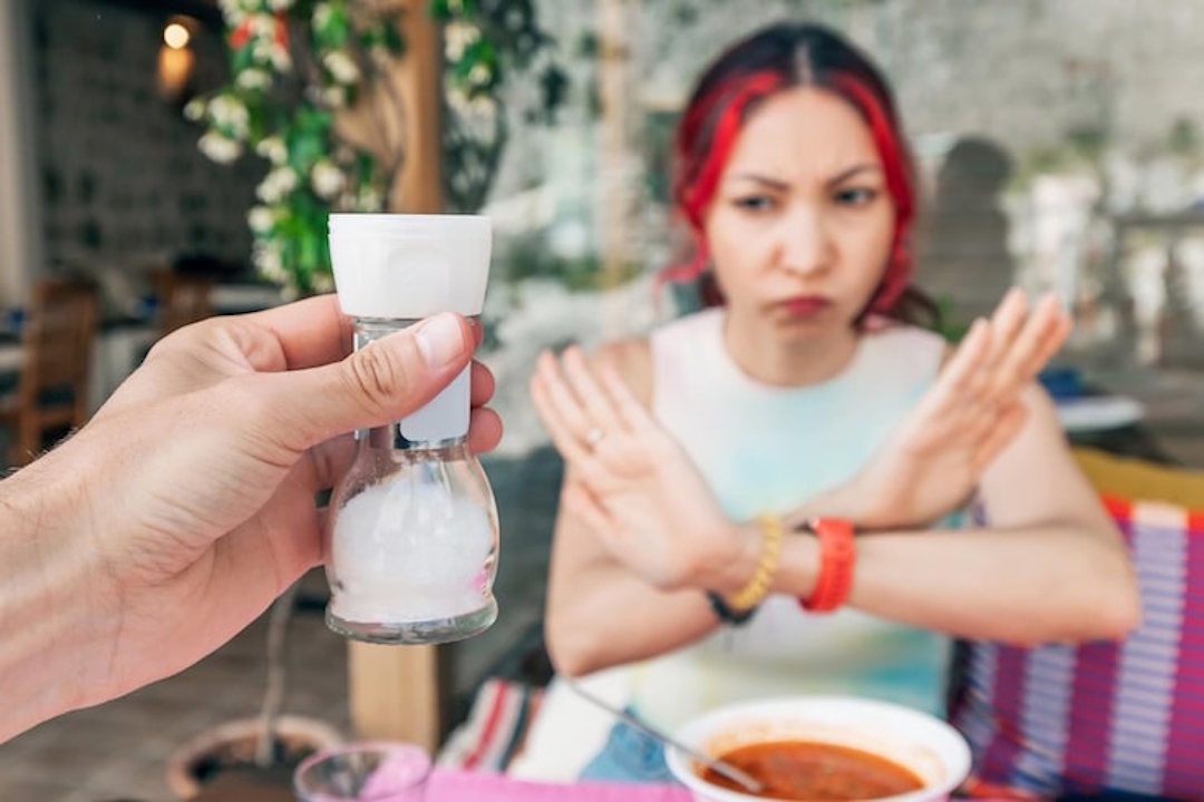 Une femme qui rerfuse du sel pour perdre du ventre