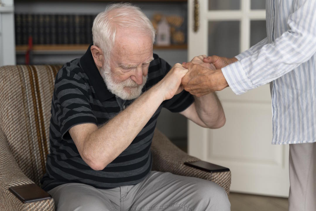 Une personne âgée qui a du mal à se relever