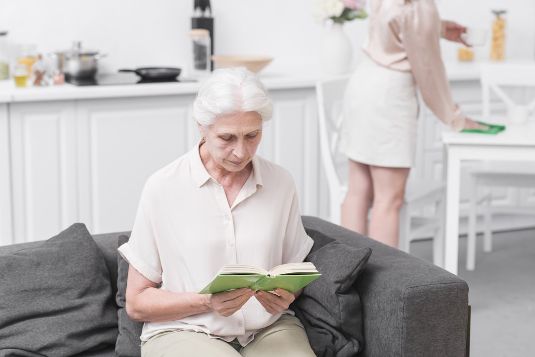 Une personne âgée qui fait une lecture