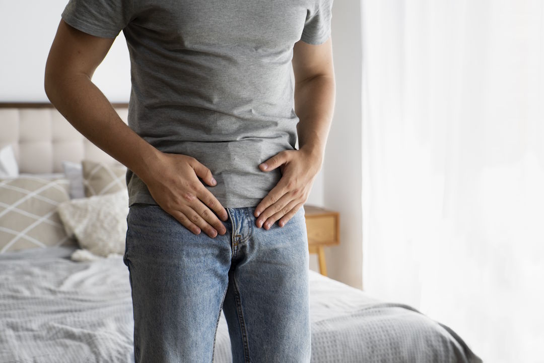 Un homme qui ressent une douleur dans le bas du ventre