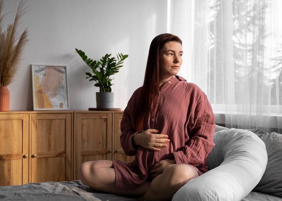 Une femme victime de grossesse nerveuse avec un ventre gonflé