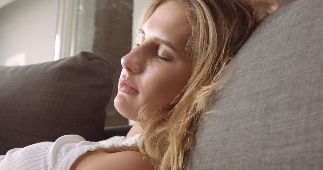 Une femme qui dort pour réguler son taux de cortisol