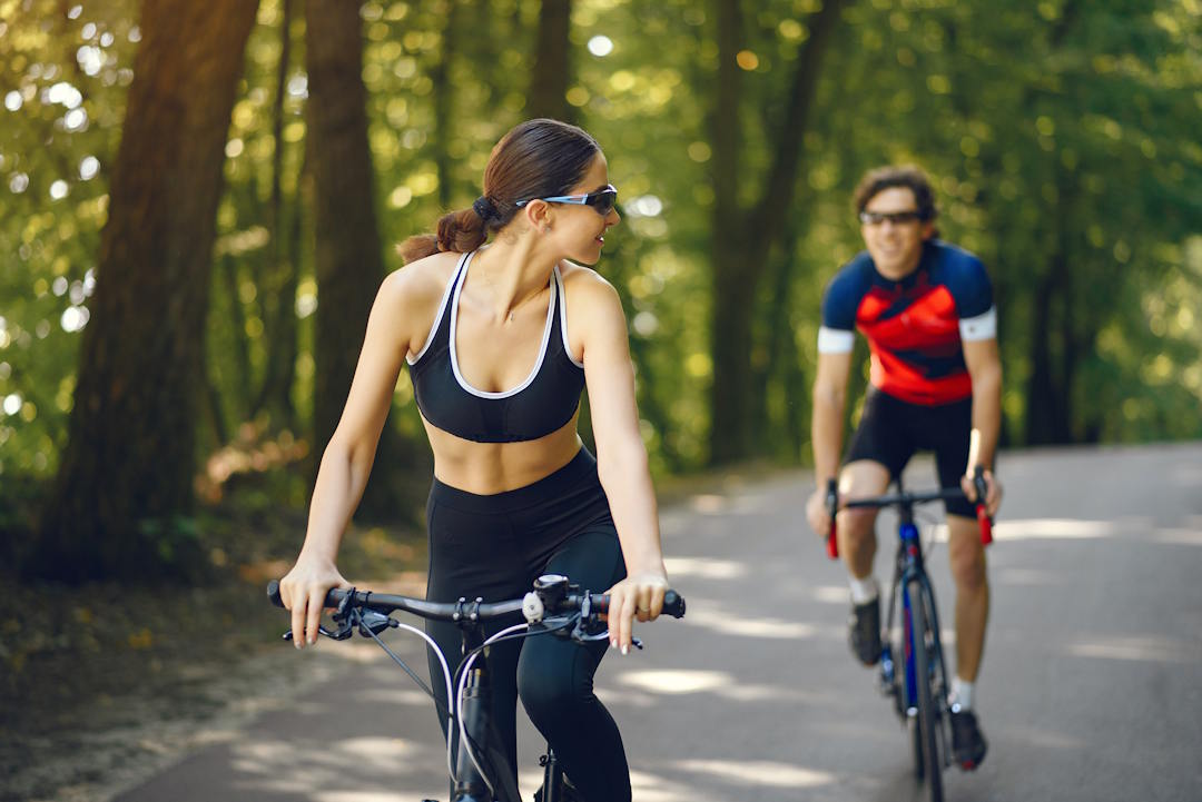 Des jeunes qui font des activités en vélo