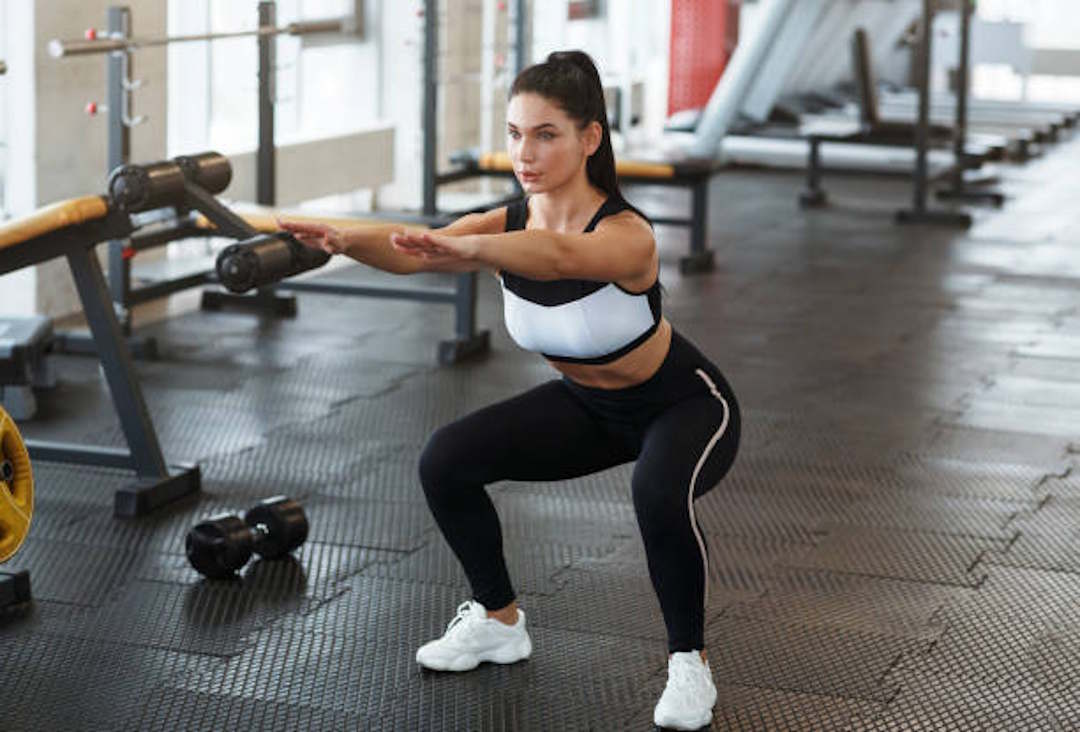 Une femme qui fait du squat