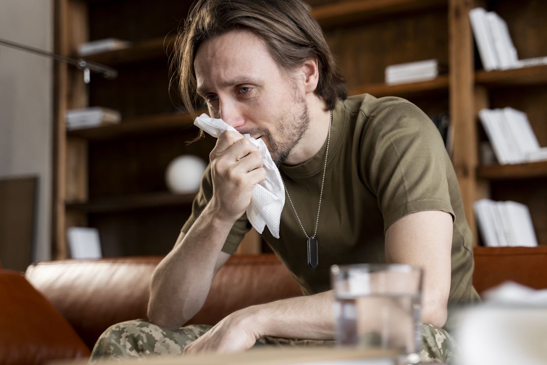 Un homme qui souffre des symptômes de la covid 19
