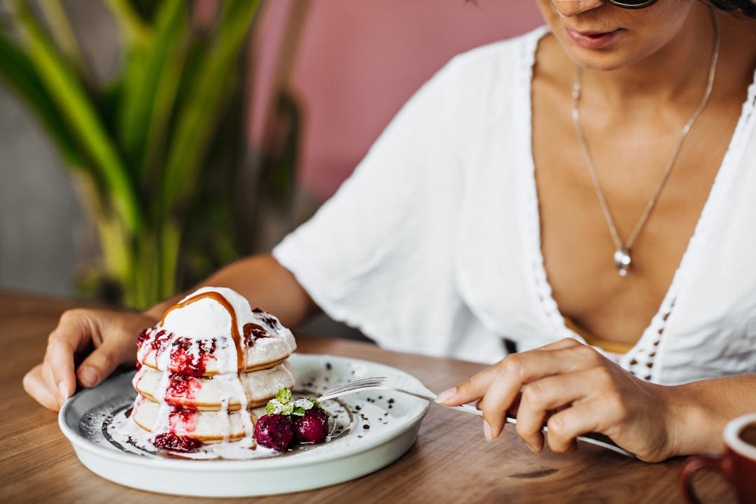 Une femme qui mange un plat plein de sucre