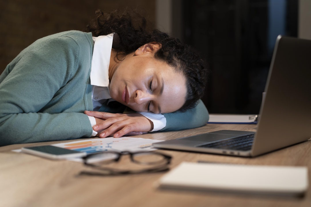 Une femme qui est tellement fatiguée au boulot