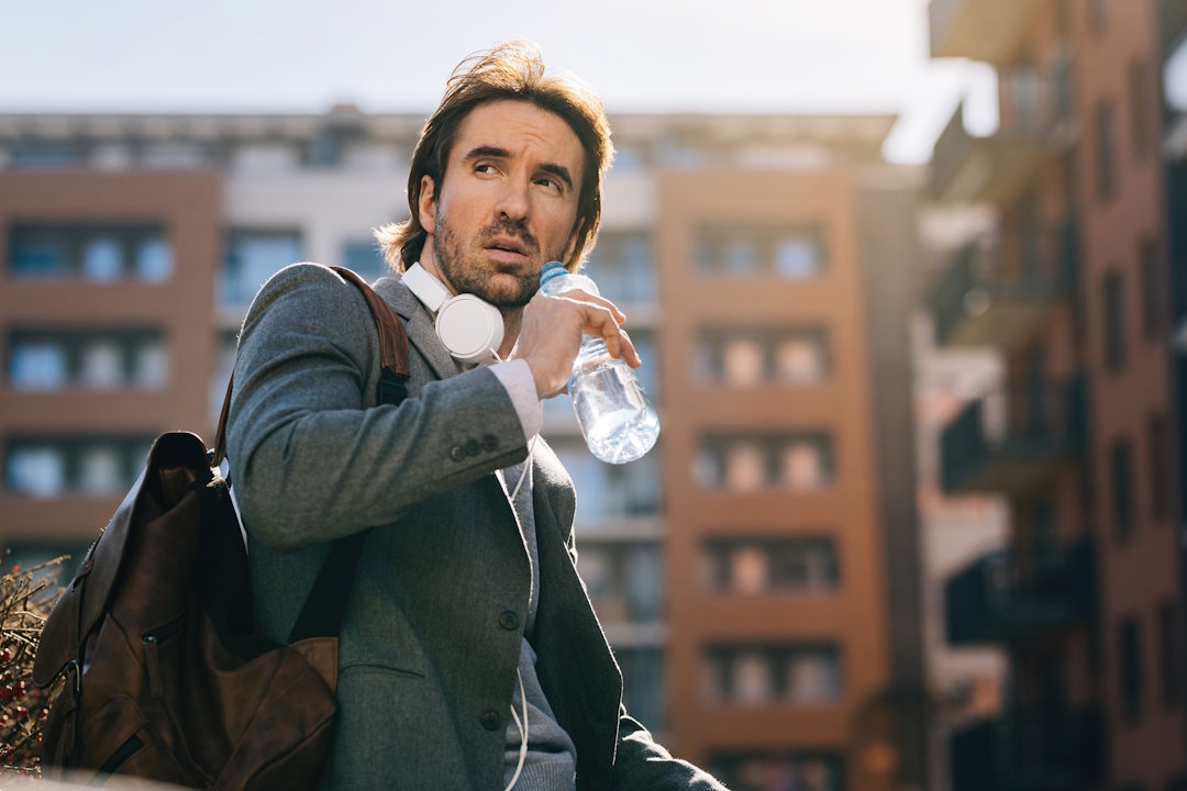 Un homme européen e qui boit de l'eau riche en calcium