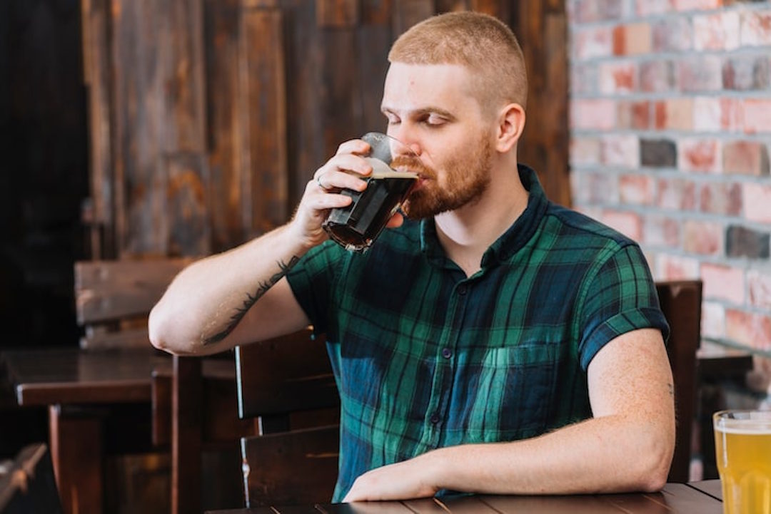 Un homme européen qui boit une boisson sans sucre