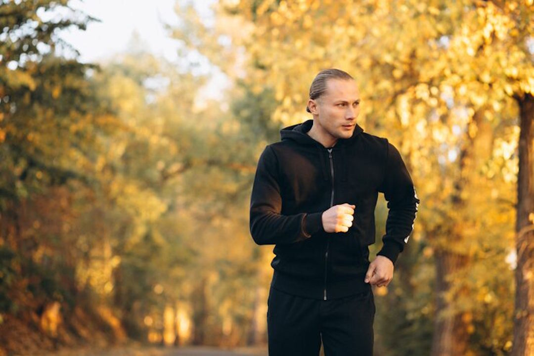 Un homme européen qui fait du sport le matin