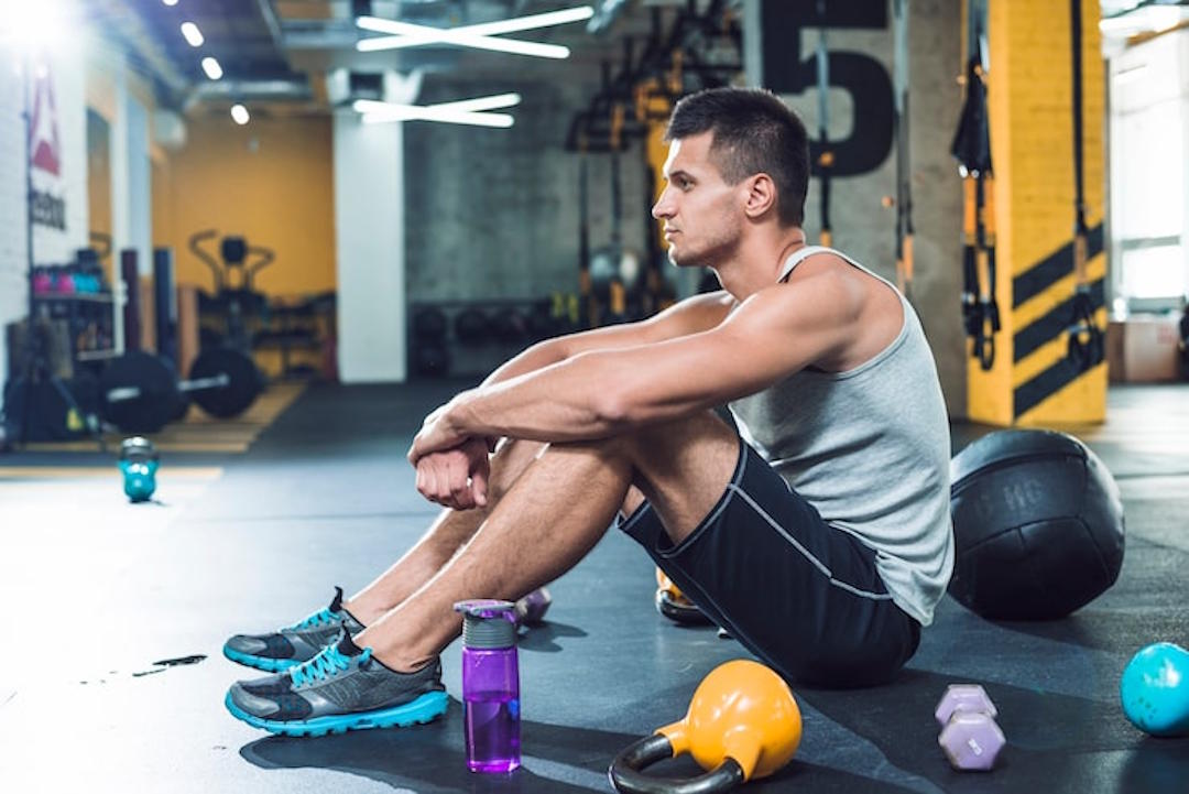 un sportif europ&eacute;en qui prend du dextrose pendant une s&eacute;ance de musculation