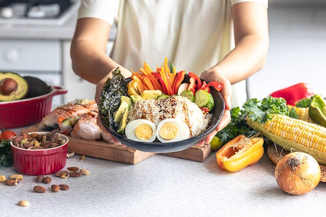 une personne avec des aliments riches en fer