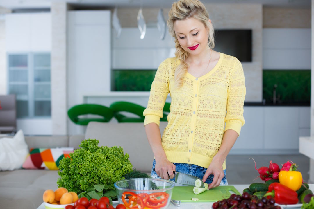 Une personne qui cuisine avec des légumes