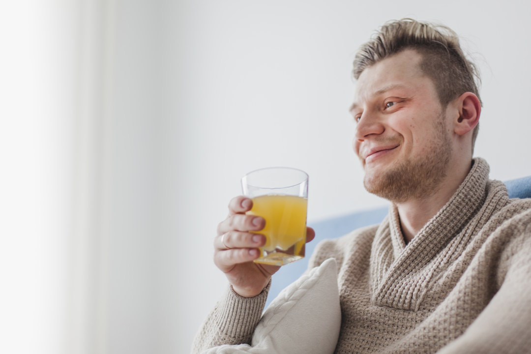 Un homme européen qui prend de la vitamine D