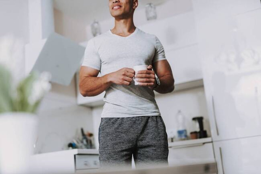 Un homme qui prend de la whey au petit déjeuner