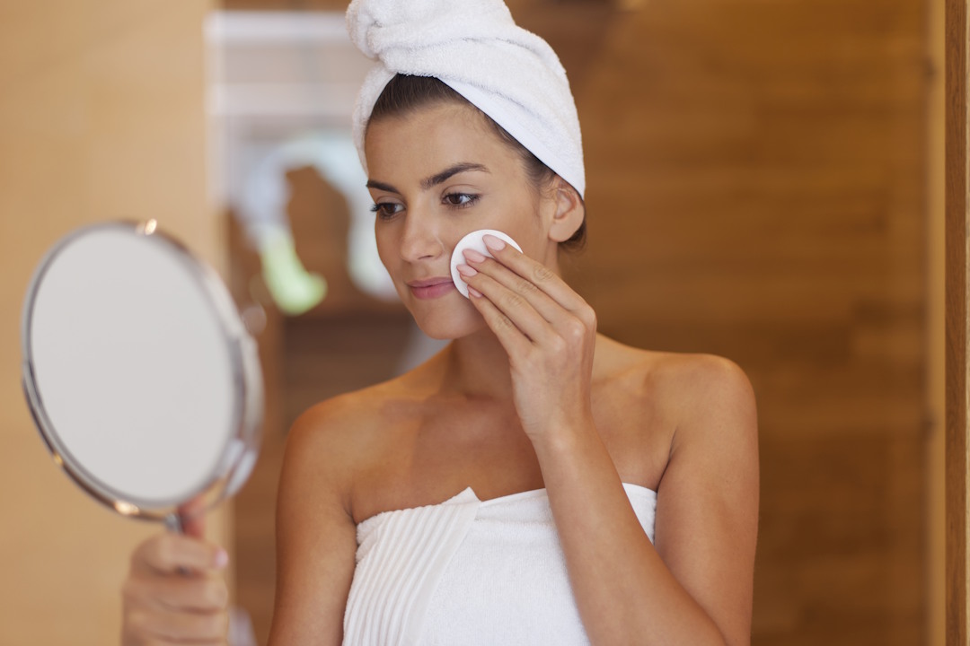 Une femme qui prends soin de son visage