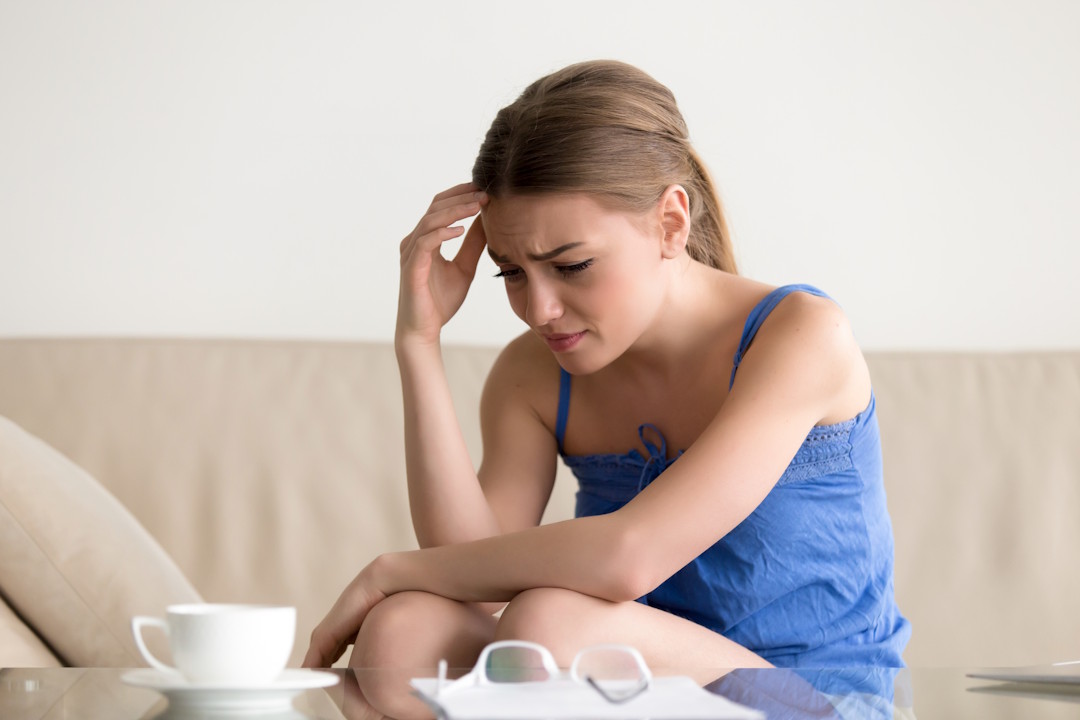 Une jeune femme qui a une symptôme d'un malaise vagal