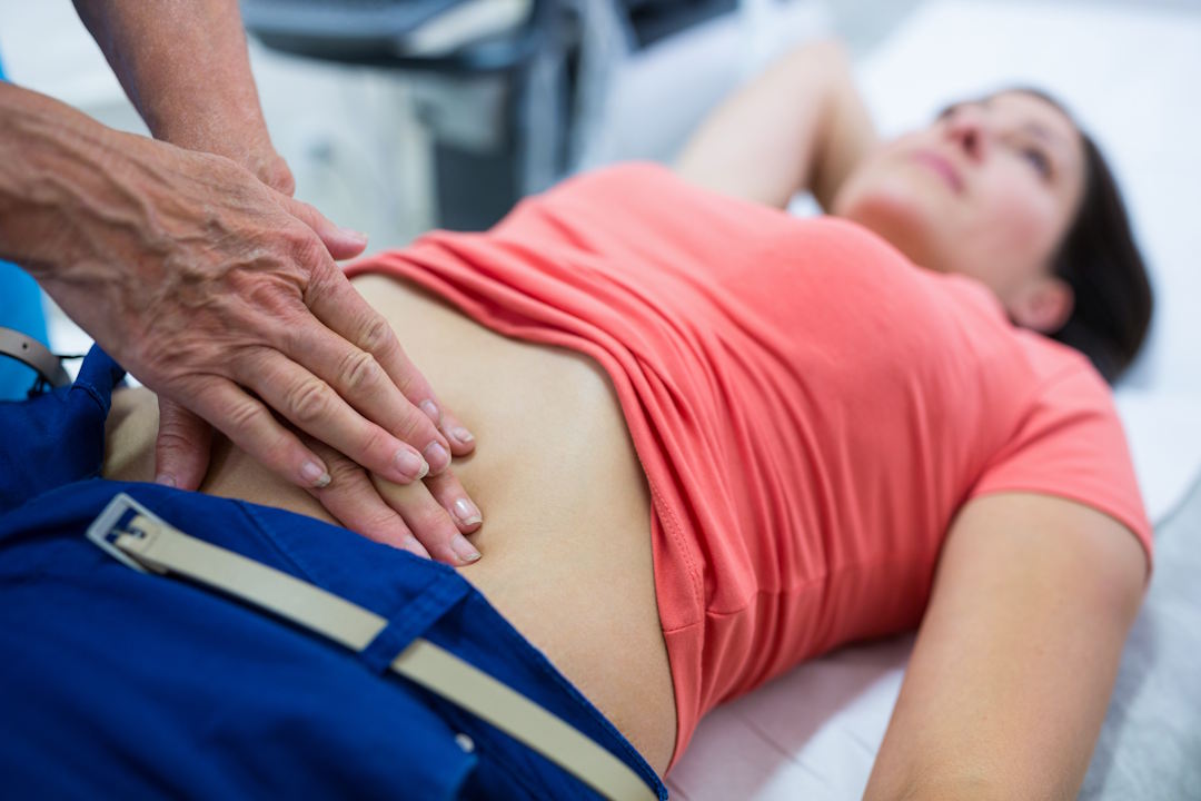 Une femme qui passe un examen clinique chez un gynécologue