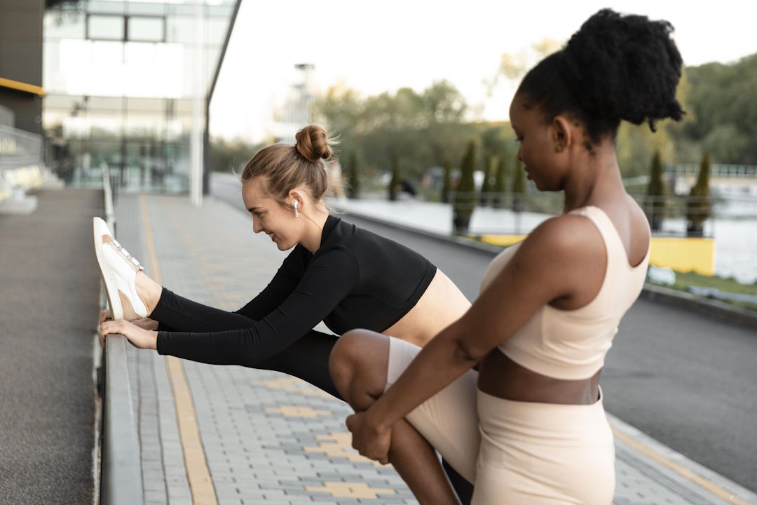 Deux jeunes femmes qui font une activité physique