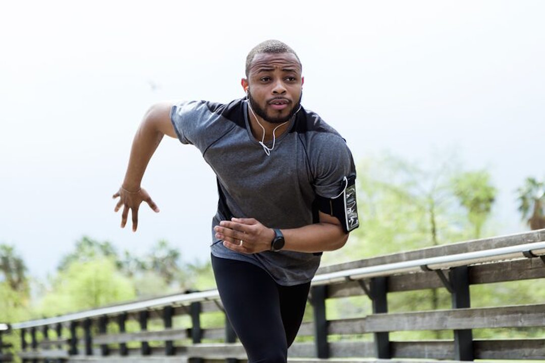 Un homme qui court en risquant la fatigue et les courbatures dans tout le corps