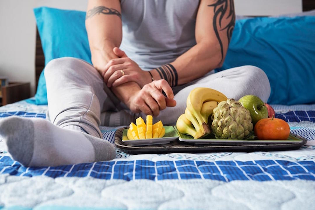 Un homme qui mange des fruits pour faire baisser la tension