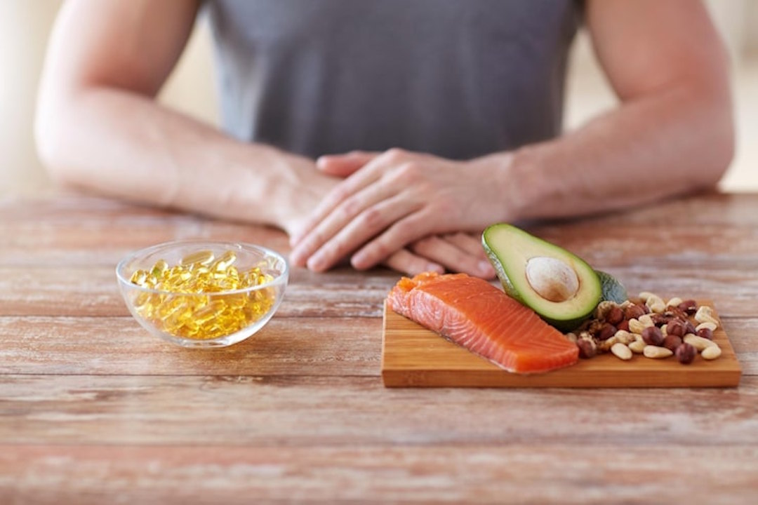 Des compléments alimentaires à base d'Oméga 3 et de la viande, des noix et de l'avocat