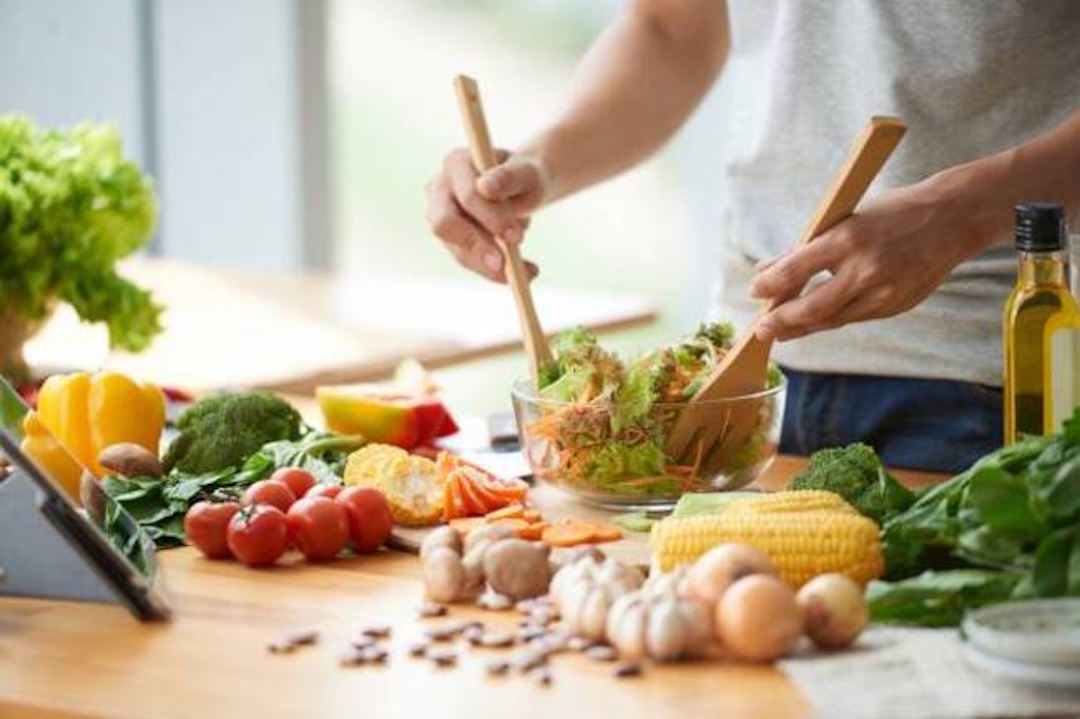 Une personne qui prépare un repas riche en Oméga 3