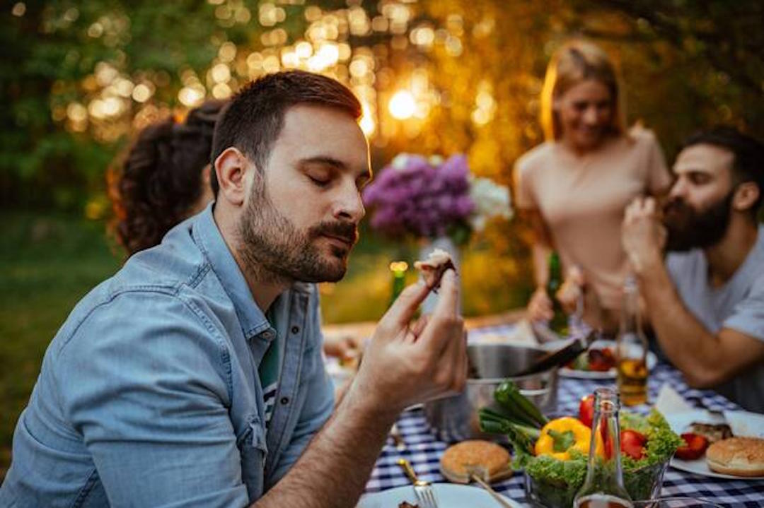 Un homme qui mange des aliments riches en vitamine D