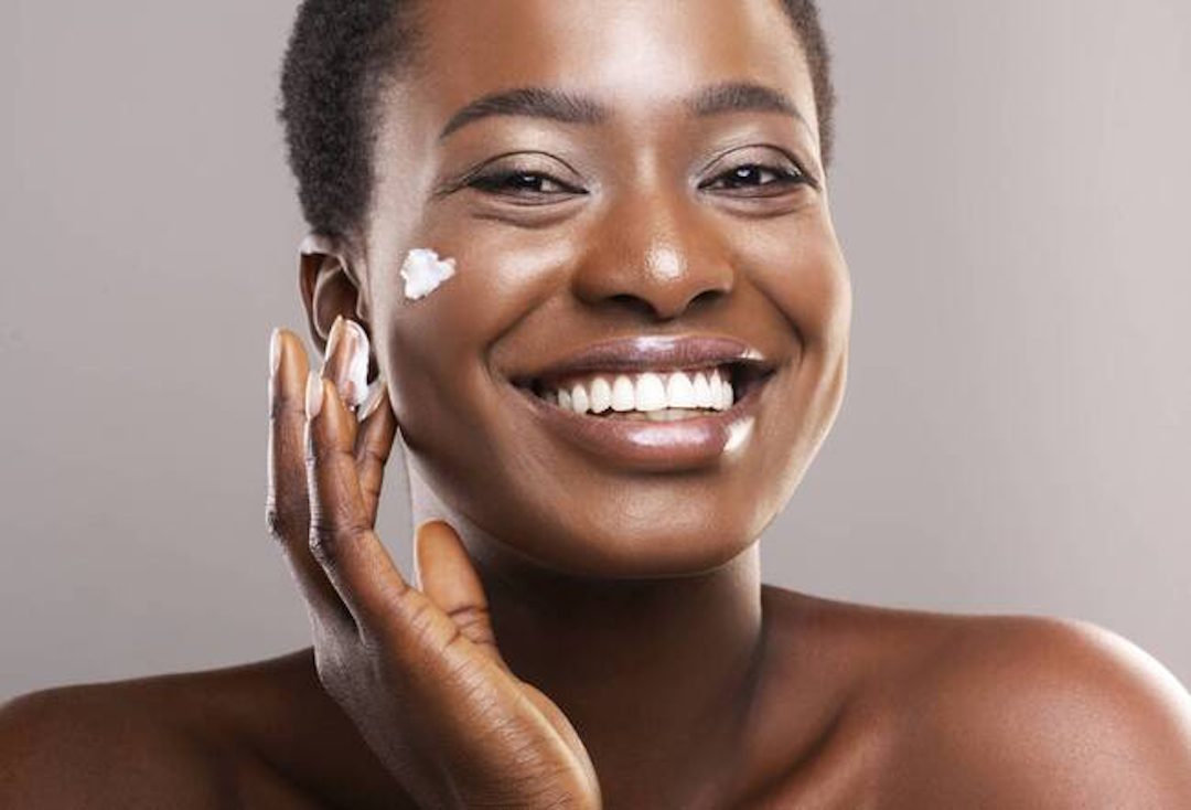 Une femme qui applique de l'Ashwagandha sur son visage